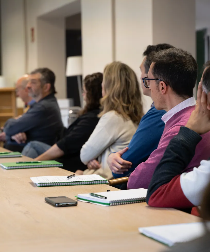 Personas de la administración pública sentadas en una sesión de trabajo colaborativo