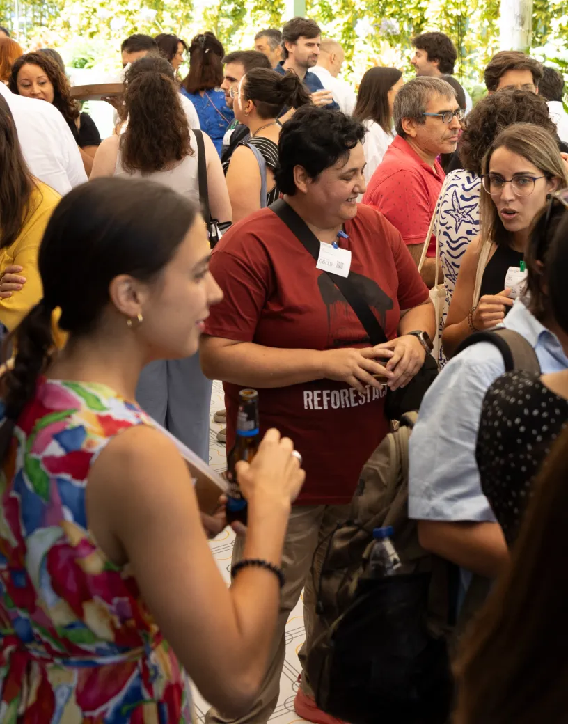 Personas de la administración pública sentadas en una sesión de trabajo colaborativo