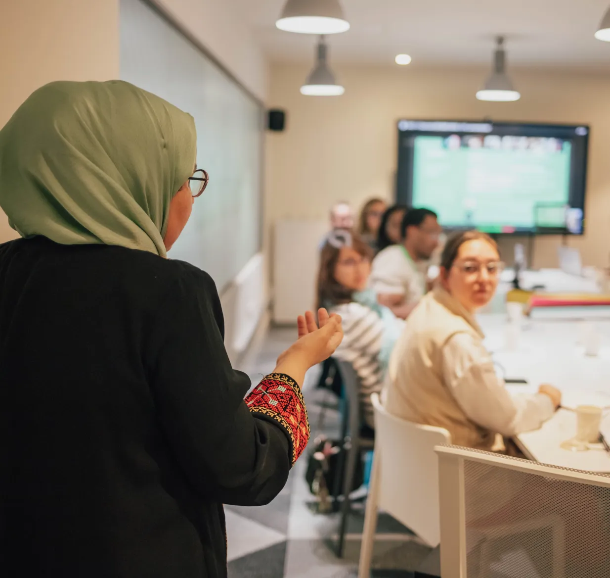 Personas emprendedoras sociales reunidas en una mesa